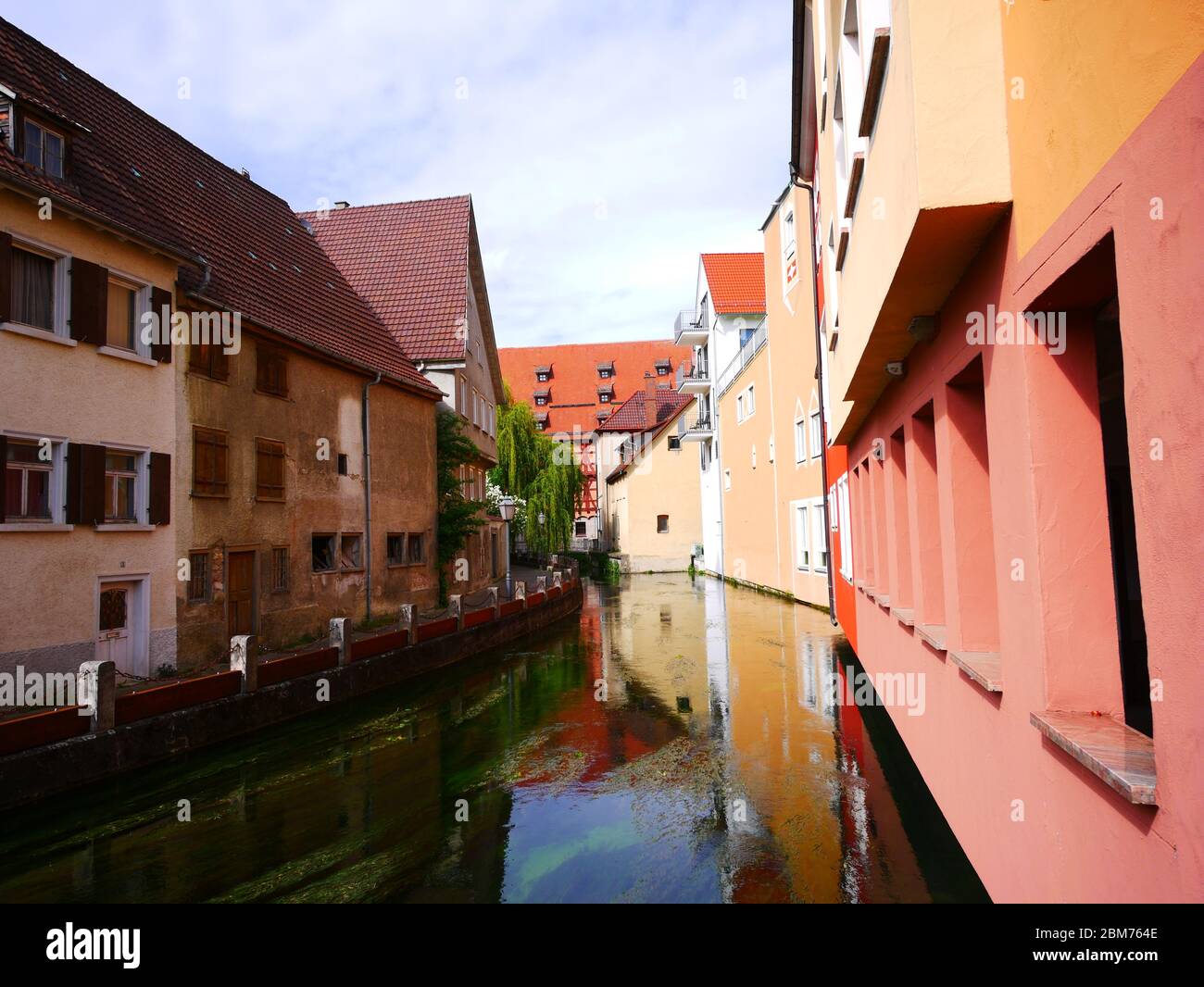 Ehingen, Allemagne: La ville se reflète dans la rivière Schmiech Banque D'Images