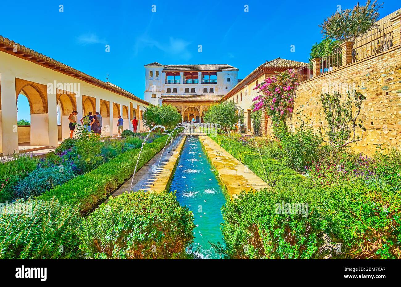 GRENADE, ESPAGNE - 25 SEPTEMBRE 2019 : le patio de l'irrigation de la Sorcière du Generalife (Alhambra) avec des plantes topiaires, fleurs en fleurs, fontaines et vieux moi Banque D'Images