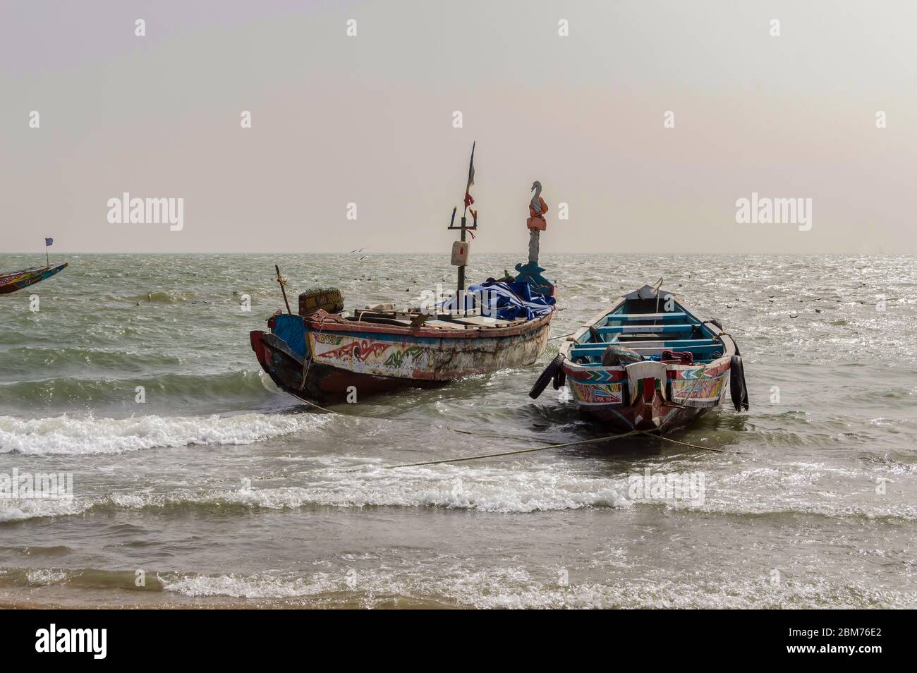 Bateau de pêche coloré à Banjul, capitale de la Gambie, Afrique de l'Ouest Banque D'Images