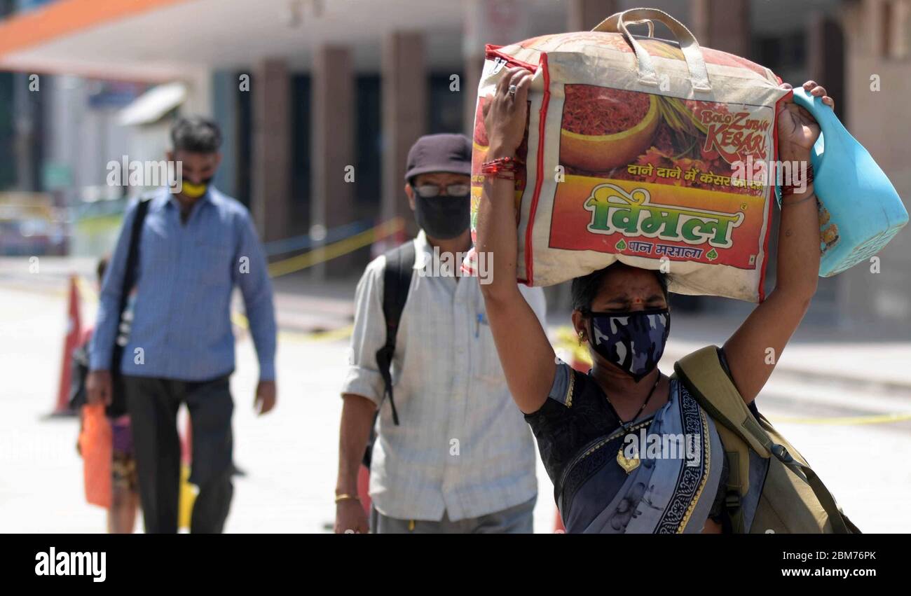 Prayagraj, Inde. 07th Mai 2020. Prayagraj: Un migrant de Surat (Gujrat) est arrivé par un train spécial à la jonction de Prayagraj, lors d'un confinement imposé par le gouvernement à l'échelle nationale comme mesure préventive contre le coronavirus COVID-19, à Prayagraj, le 7 mai 2020. (Photo de Prabhat Kumar Verma/Pacific Press) crédit: Pacific Press Agency/Alay Live News Banque D'Images