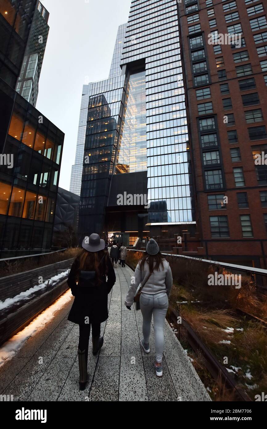 Manhattan, New York, États-Unis - décembre 2019. High Line , parc public construit sur une ligne de train de marchandises historique, au-dessus des rues de Manhattan. Banque D'Images