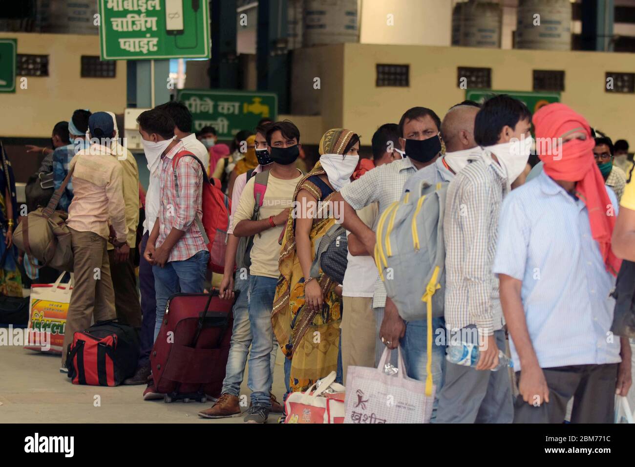 Prayagraj, Inde. 07th Mai 2020. Prayagraj: Un migrant de Surat (Gujrat) est arrivé par un train spécial à la jonction de Prayagraj, lors d'un confinement imposé par le gouvernement à l'échelle nationale comme mesure préventive contre le coronavirus COVID-19, à Prayagraj, le 7 mai 2020. (Photo de Prabhat Kumar Verma/Pacific Press) crédit: Pacific Press Agency/Alay Live News Banque D'Images