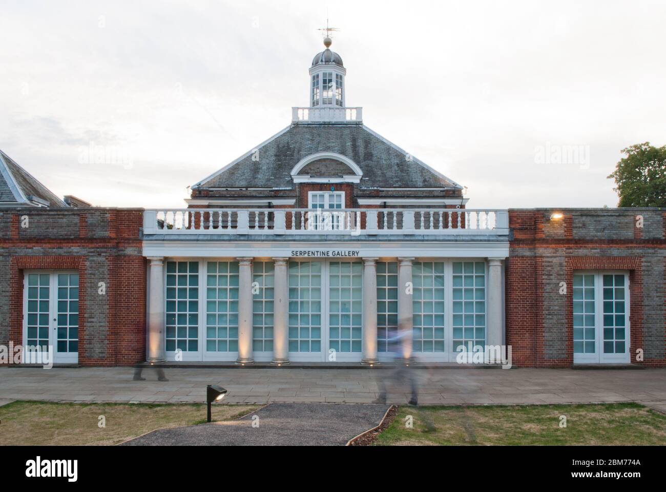 Façade classique Doric Columns Serpentine Gallery, Kensington Gardens, Londres W2 par James Gray West Banque D'Images