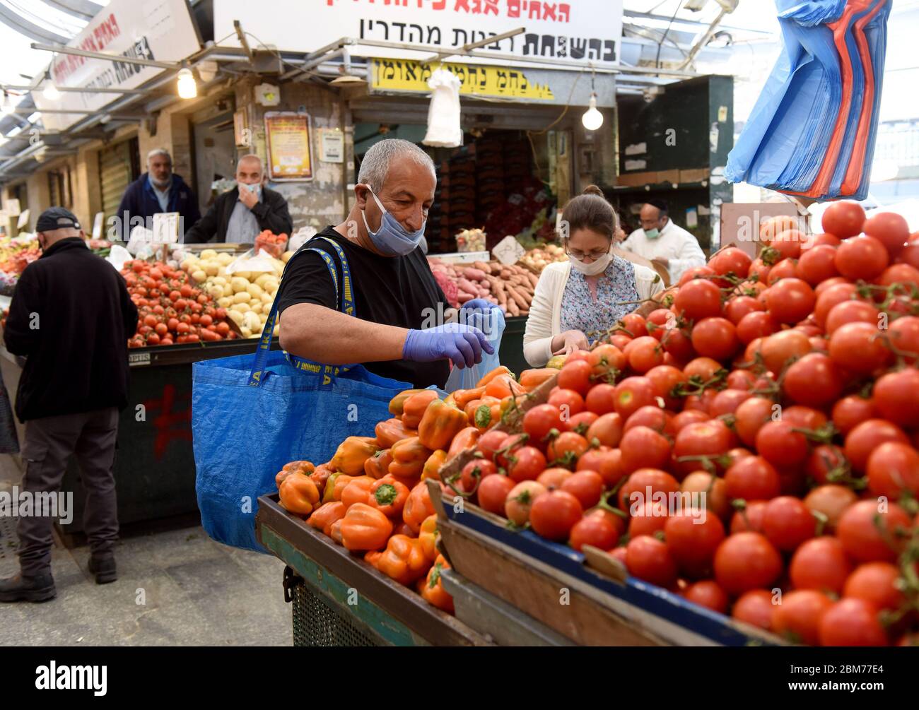 Les Israéliens portent des masques, par mesure de précaution pour la COVID-19, lorsqu'ils magasinent dans le marché de Mahane Yehuda à Jérusalem, le jeudi 7 mai 2020. Israël a ouvert des centres commerciaux et des marchés extérieurs après avoir subi plus de 40 jours de fermeture en raison des restrictions liées à la pandémie du coronavirus. Photo par Debbie Hill/UPI Banque D'Images