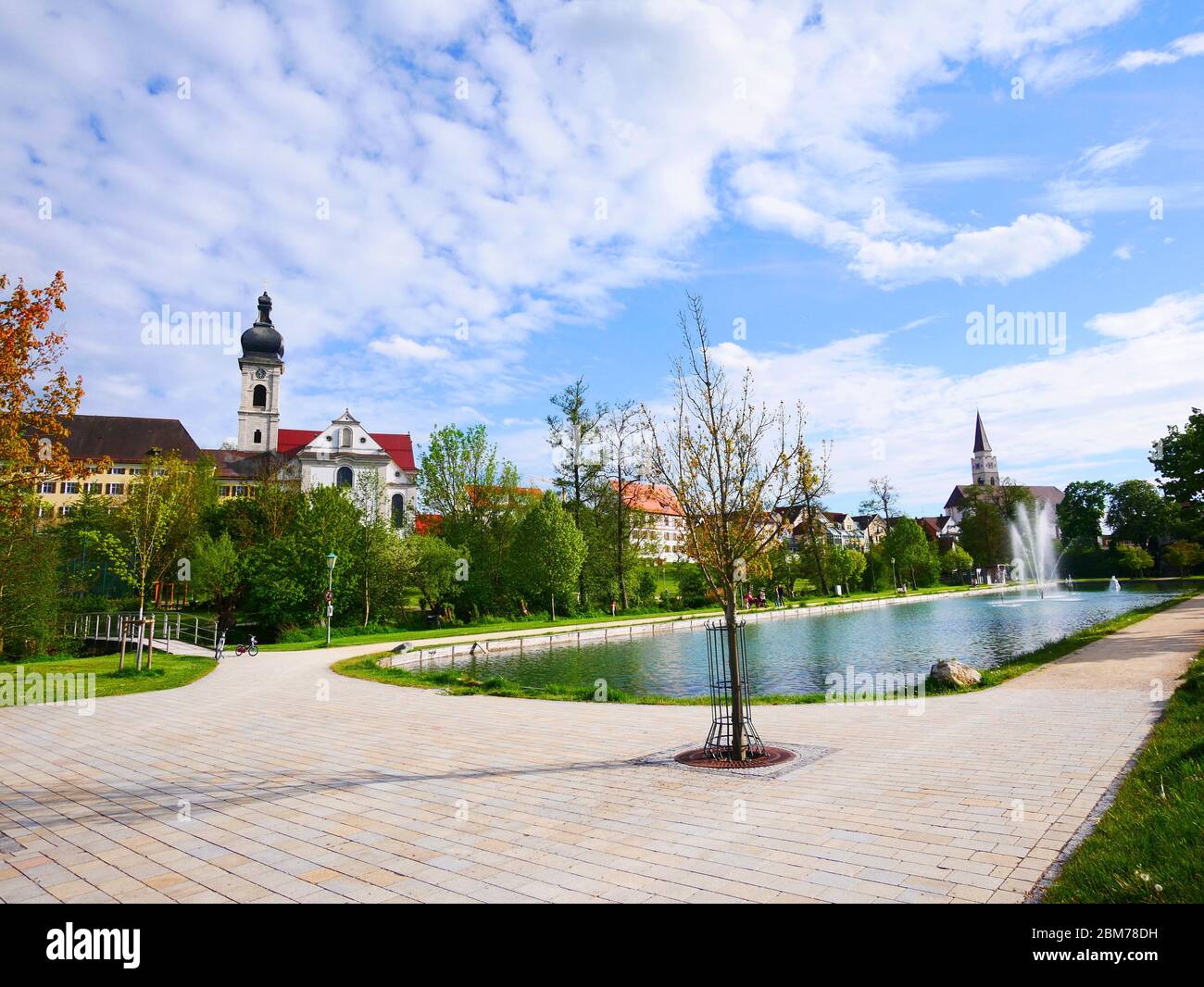 Ehingen, Allemagne : vue d'horizon de la ville historique derrière le jardin de la ville Banque D'Images