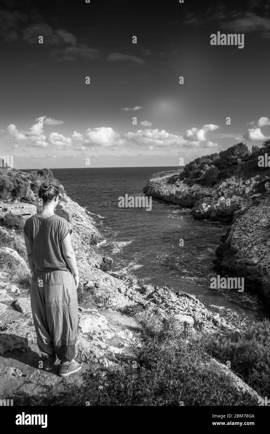 Une fille surprise par la beauté du paysage à Cala Murta , Palma de Majorque Banque D'Images