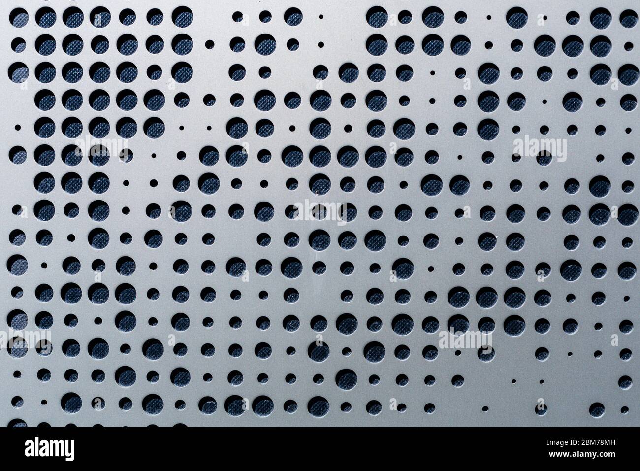 Feuille d'aluminium avec trous. Fragment de façade. Fond métallique. Banque D'Images