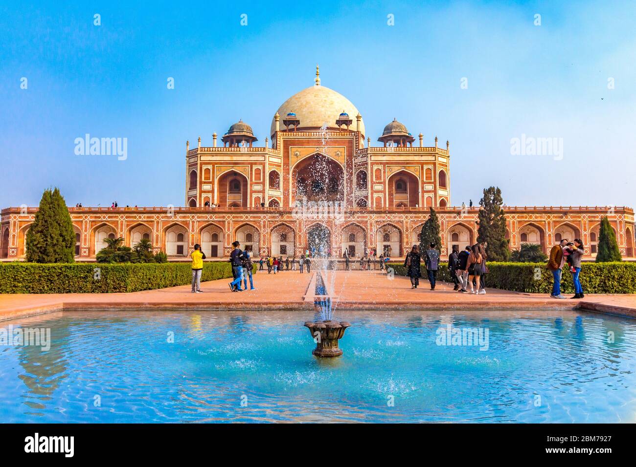 Le tombeau d'Humayun - le premier jardin-tombeau sur le sous-continent indien, c'est le lieu de repos de l'empereur moghol Humayun. Situé dans la Delhi Inde. Banque D'Images