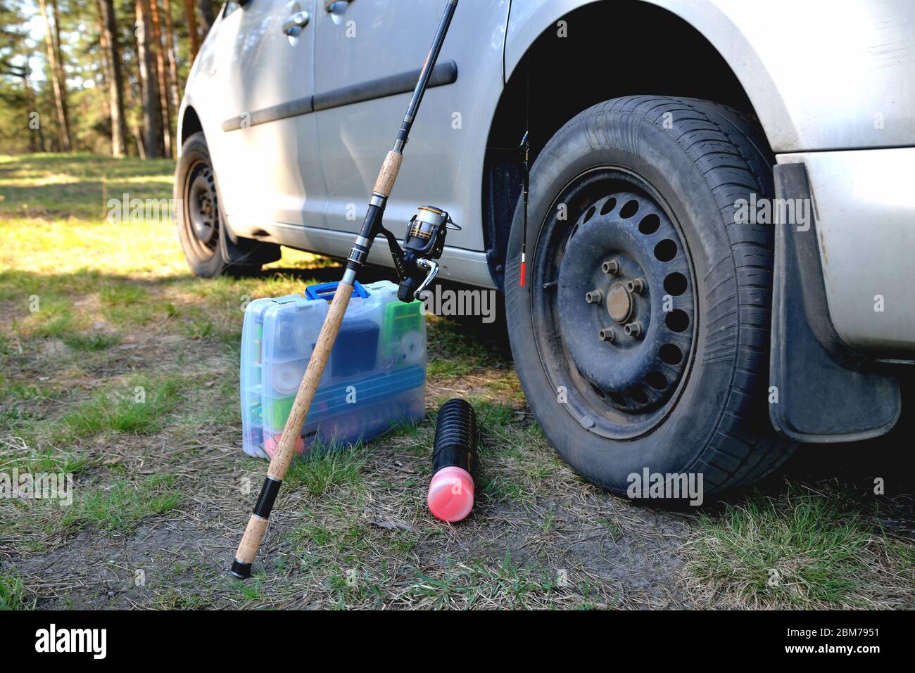 accessoires de pêche près d'une voiture jour ensoleillé, reflets ensoleillés, préparation pour la pêche de gros plan Banque D'Images