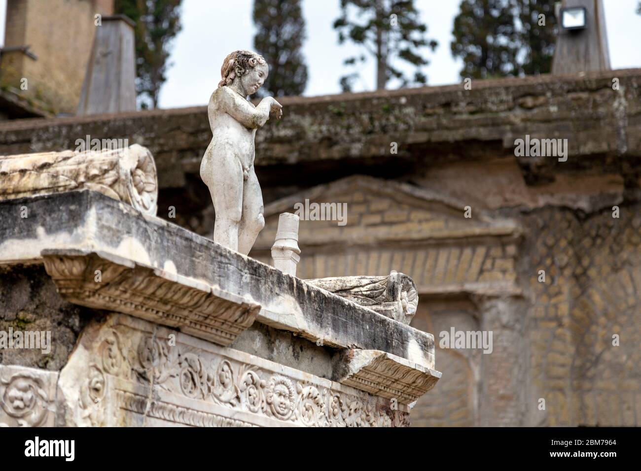 Façade ornée de maison et sculpture à la ville romaine d'Herculanum, Italie Banque D'Images