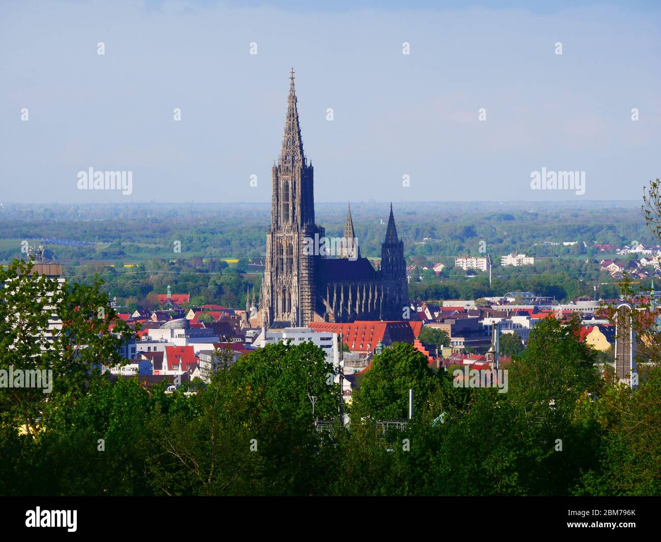 Ulm, Allemagne: Vue sur la cathédrale depuis la montagne Eselsberg Banque D'Images