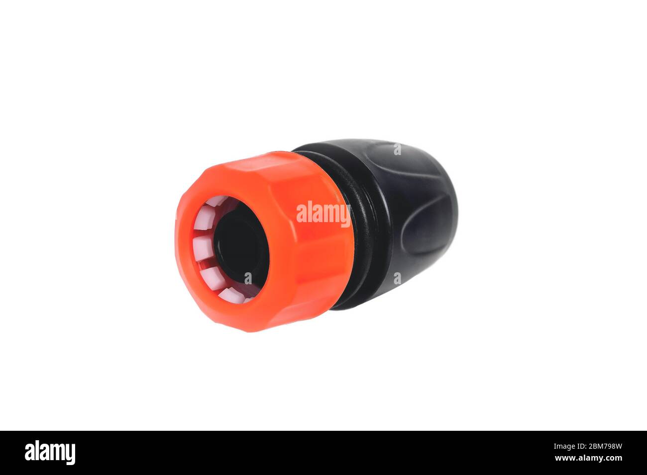 arrosage sprinkleur pour tuyau en rouge et noir sur fond blanc, isoler de gros plan Banque D'Images