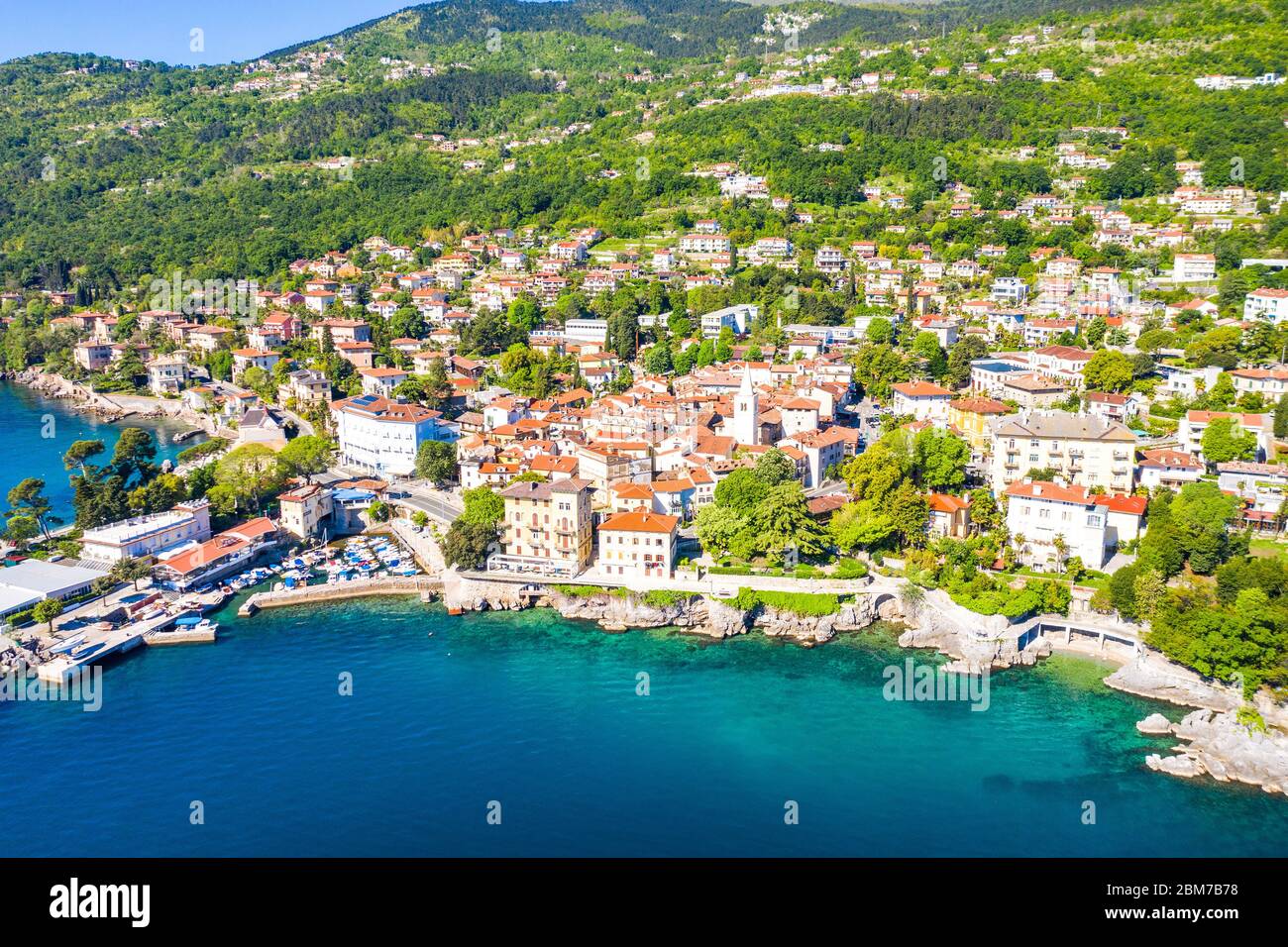 Croatie, belle ville de Lovran et la promenade maritime de Lungomare, vue panoramique aérienne sur la côte de la baie de Kvarner Banque D'Images