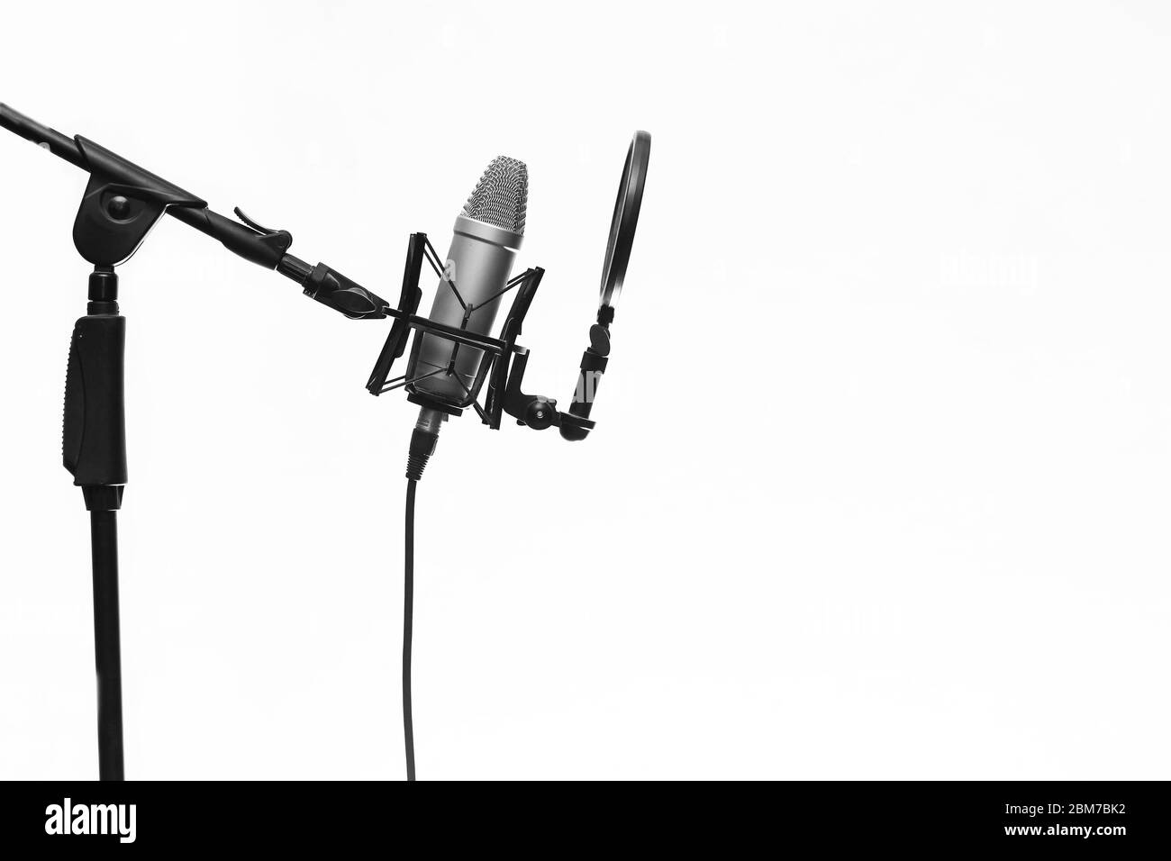 Microphone à condensateur Studio sur socle dans Sound Studio isolé sur fond blanc Banque D'Images