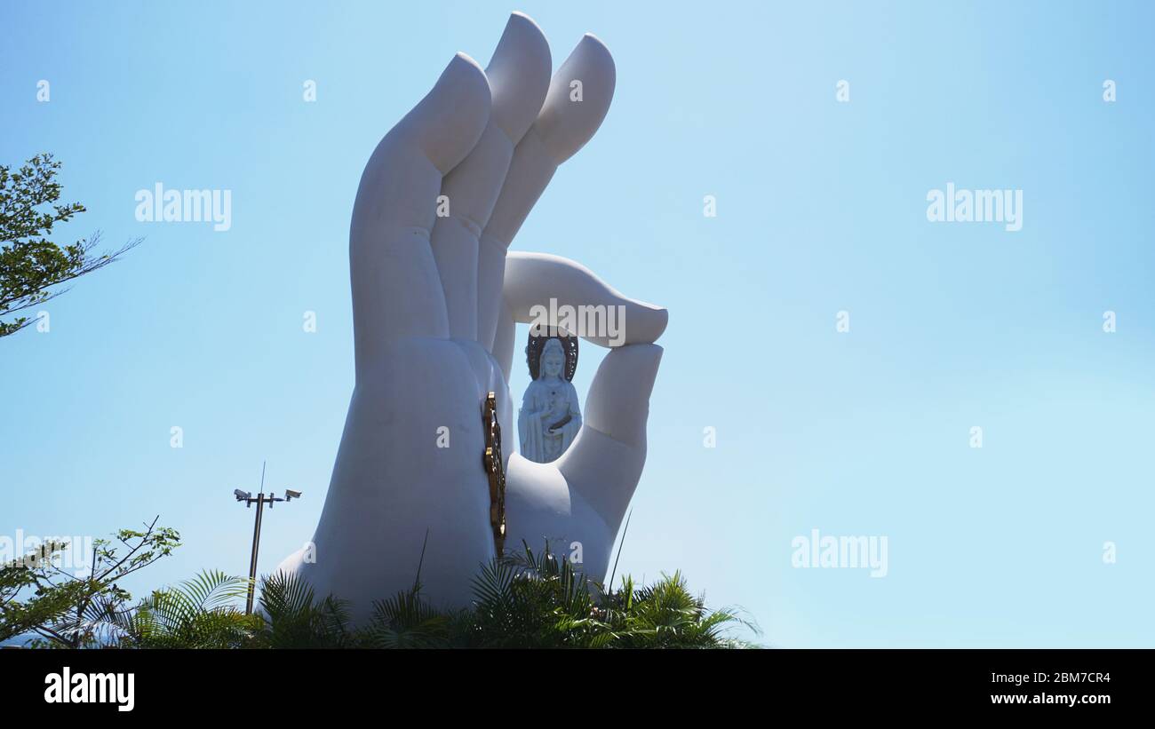Statue de Guanyin blanc dans le Parc culturel bouddhiste de Nanshan, Sanya, île de Hainan, Chine. Banque D'Images