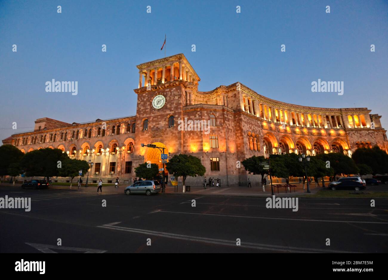 Erevan : place de la République, bâtiment du Gouvernement de la République d'Arménie, au crépuscule Banque D'Images