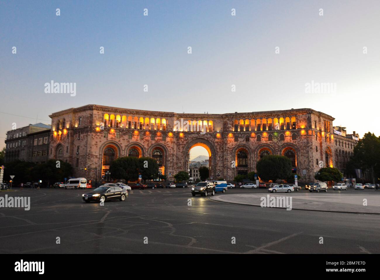 Erevan: Place de la République, syndicats et bâtiment des communications au crépuscule. Arménie Banque D'Images