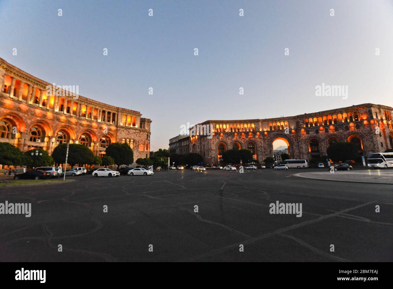 Erevan : crépuscule sur la place de la République : Bâtiment du gouvernement de la République d'Arménie, syndicats et immeuble de communication Banque D'Images