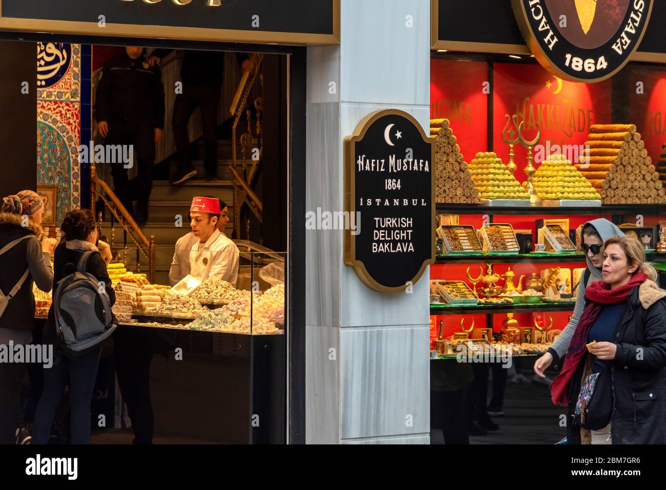 19 février 2018 : les gens devant la pâtisserie Hafiz Mustafa baklava. Istanbul, Turquie Banque D'Images