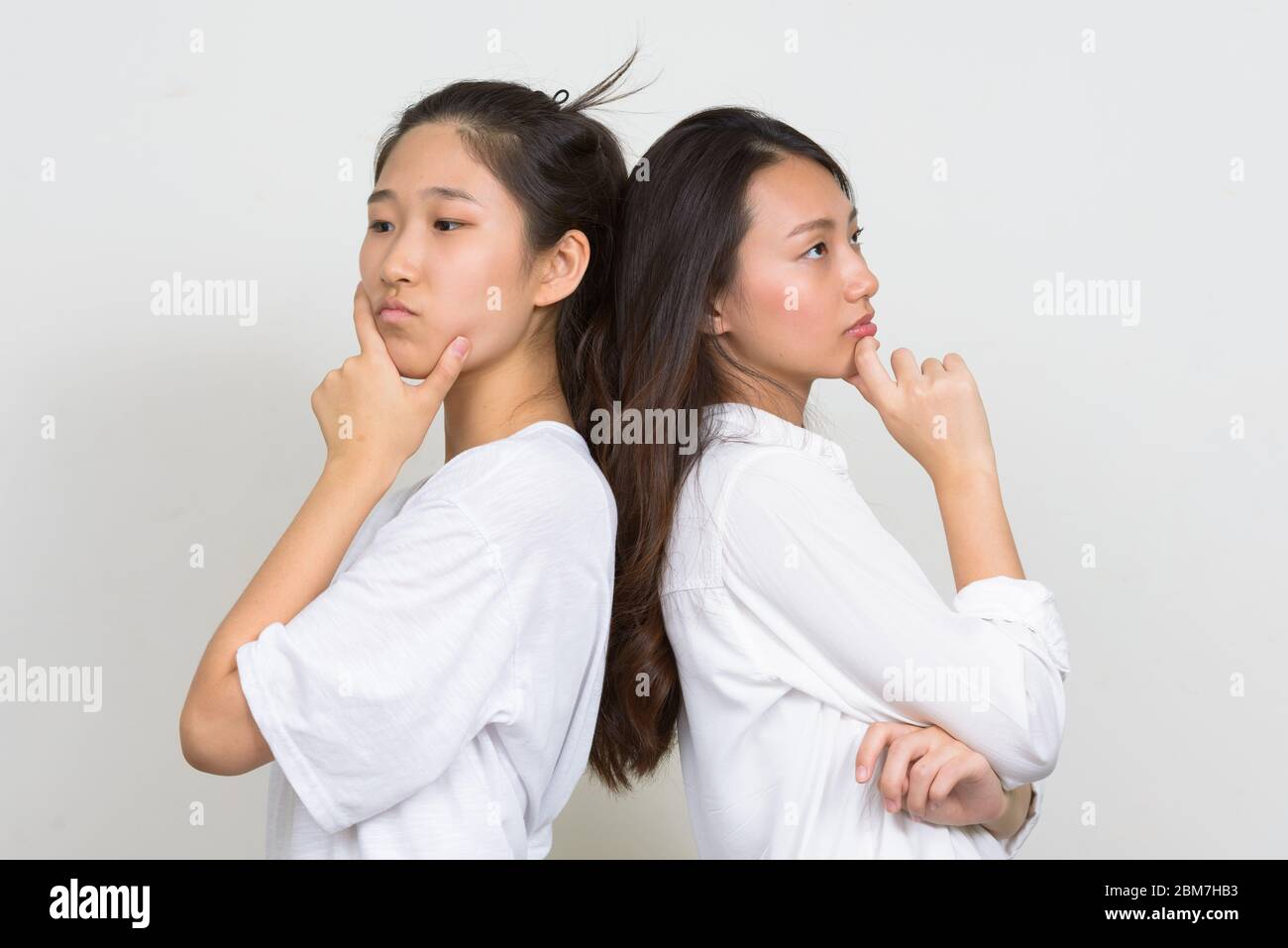 Deux jeunes femmes asiatiques magnifiques comme des amis pensant ensemble à l'arrière Banque D'Images