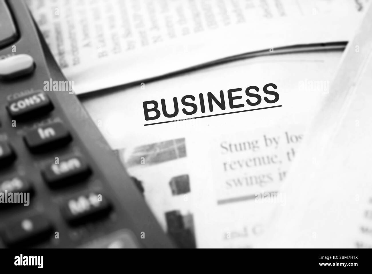 Pile de journaux isolé sur fond blanc Banque D'Images