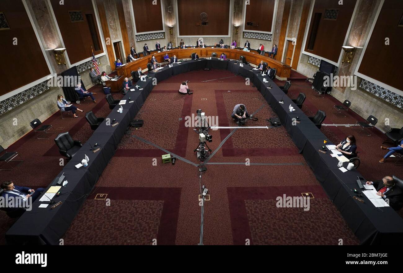 Un protocole de distanciation sociale est en place lors d'une audience des services armés du Sénat des États-Unis à Capitol Hill, à Washington, DC, le jeudi 7 mai 2020. L'audience a lieu pour examiner les nominations de Kenneth J. Braithwaite au poste de secrétaire de la Marine, James H. Anderson au poste de sous-secrétaire adjoint et le général Charles Q. Brown Jr. Au poste de chef d'état-major de l'US Air Force. Crédit : Kevin Dietsch/Pool via CNP | utilisation dans le monde entier Banque D'Images
