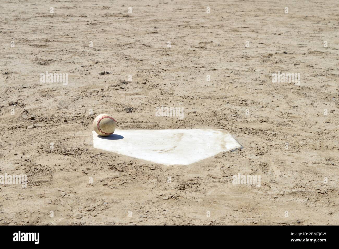 Pendant la fermeture de la pandémie, la plupart des parcs, des activités sportives et récréatives ont été fermés ou annulés. Le baseball seul signifie vide. Banque D'Images