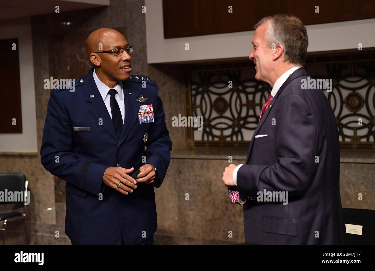 Le sénateur américain Dan Sullivan (républicain de l'Alaska), s'entretient avec le général Charles Q. Brown après son témoignage lors d'une audience des services armés du Sénat américain à Capitol Hill, Washington, DC, le jeudi 7 mai 2020. L'audience a eu lieu pour examiner les nominations de Braithwaite au poste de secrétaire de la Marine, Anderson au poste de sous-secrétaire adjoint et Brown, Jr. Au poste de chef d'état-major de l'US Air Force. Crédit : Kevin Dietsch/Pool via CNP | utilisation dans le monde entier Banque D'Images