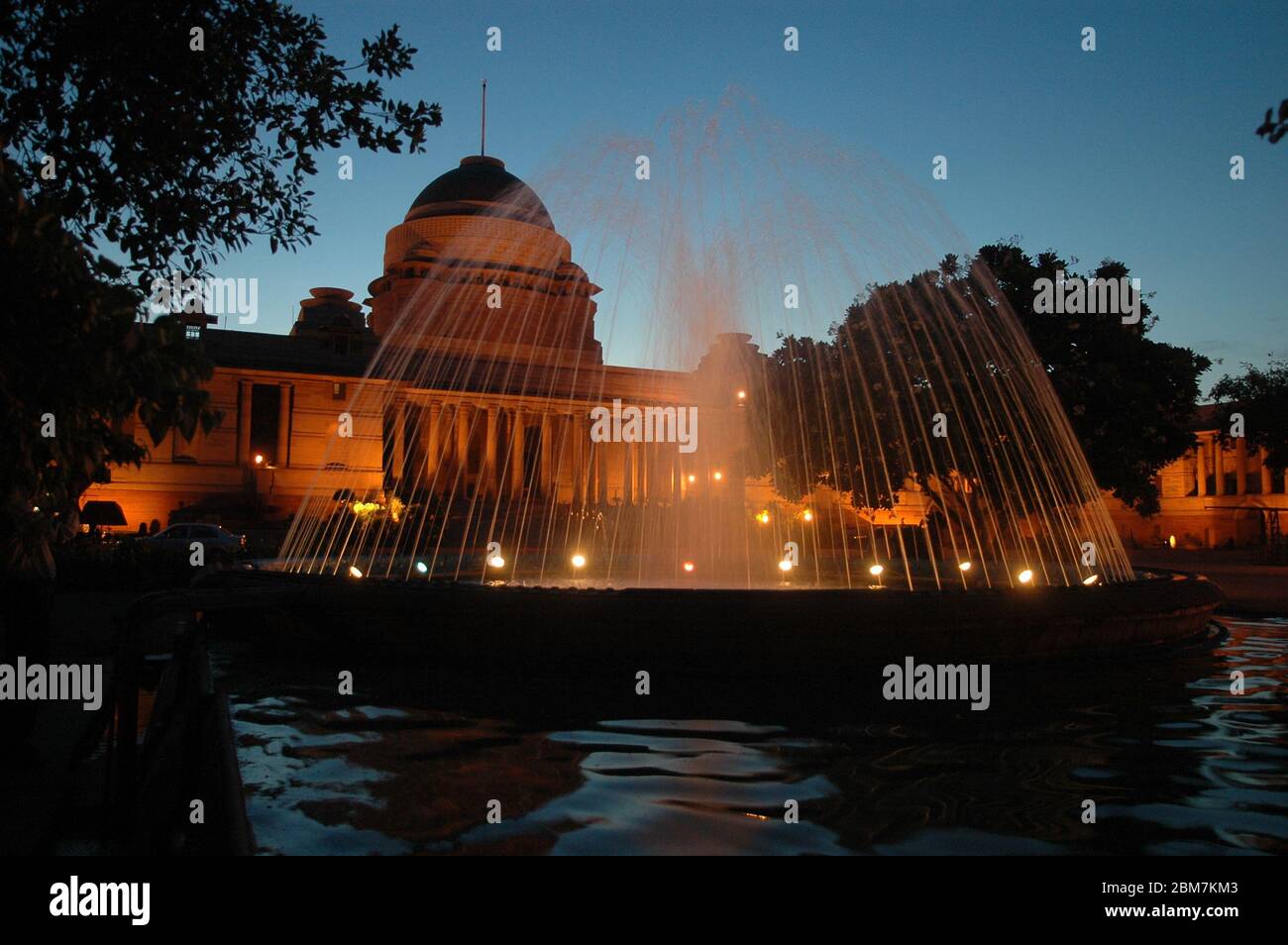 Photo du dossier de la conception coloniale illuminée Rashtrapati Bhavan, Palais présidentiel, anciennement la Maison de Viceroy est la résidence officielle du pré Banque D'Images