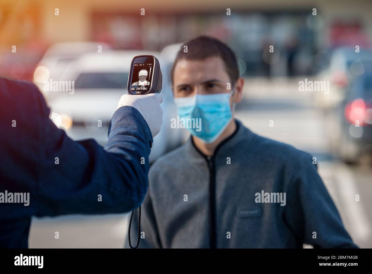 Un thermographe pour la fièvre et les symptômes du coronavirus au supermarché. Banque D'Images