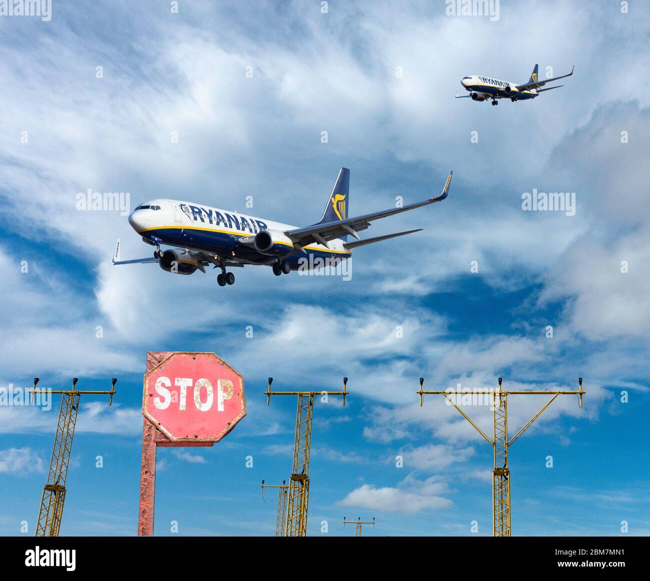Deux avions Ryanair, des avions survolant le panneau d'arrêt à l'approche de l'atterrissage. Industrie aérienne, coronavirus, Covid 19... concept Banque D'Images