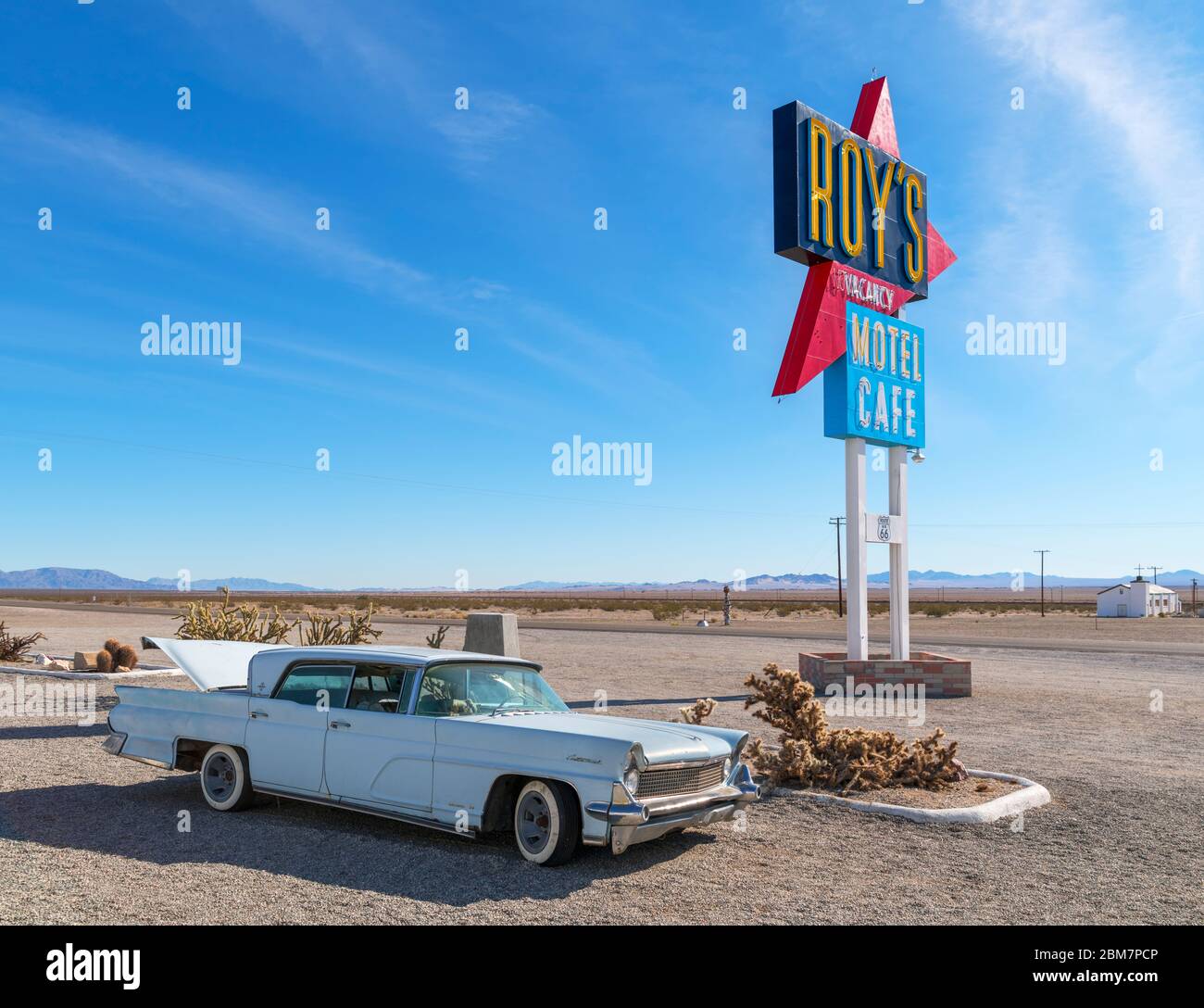 Route 66, Californie. L'épave d'un ancien Lincoln Continental Mark IV à l'extérieur de Roy's Motel and Cafe, Amboy, route 66, désert de Mojave, Californie, États-Unis Banque D'Images
