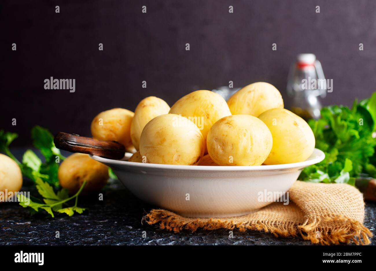 Pomme de terre crue, pomme de terre dans un bol, pomme de terre crue pour la cuisson Photo Stock