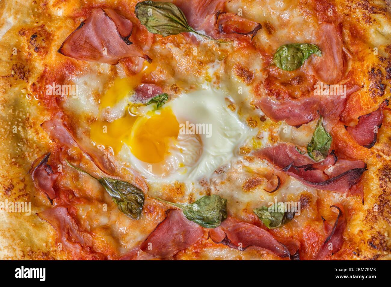 Pizza prosciutto cotto oeuf mozzarella gros plan Banque D'Images