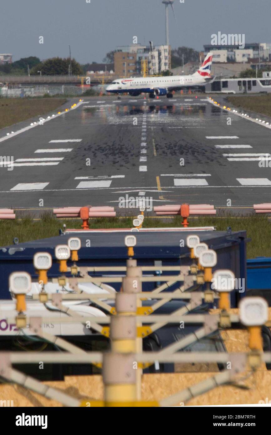 Aéroport de London City, Londres, Royaume-Uni. 7 mai 2020. La compagnie aérienne a informé le personnel de plans détaillés après avoir annoncé qu'elle avait l'intention de licencier jusqu'à 30 % de sa main-d'œuvre. Dans les courriels envoyés au personnel et aux syndicats, les responsables de BA ont averti que « il n’y a aucune certitude quant au moment où les services peuvent retourner » aux aéroports de Londres City ou de Gatwick, et qu’ils « n’avaient pas exclu la suspension du reste de notre opération d’Heathrow ». Banque D'Images