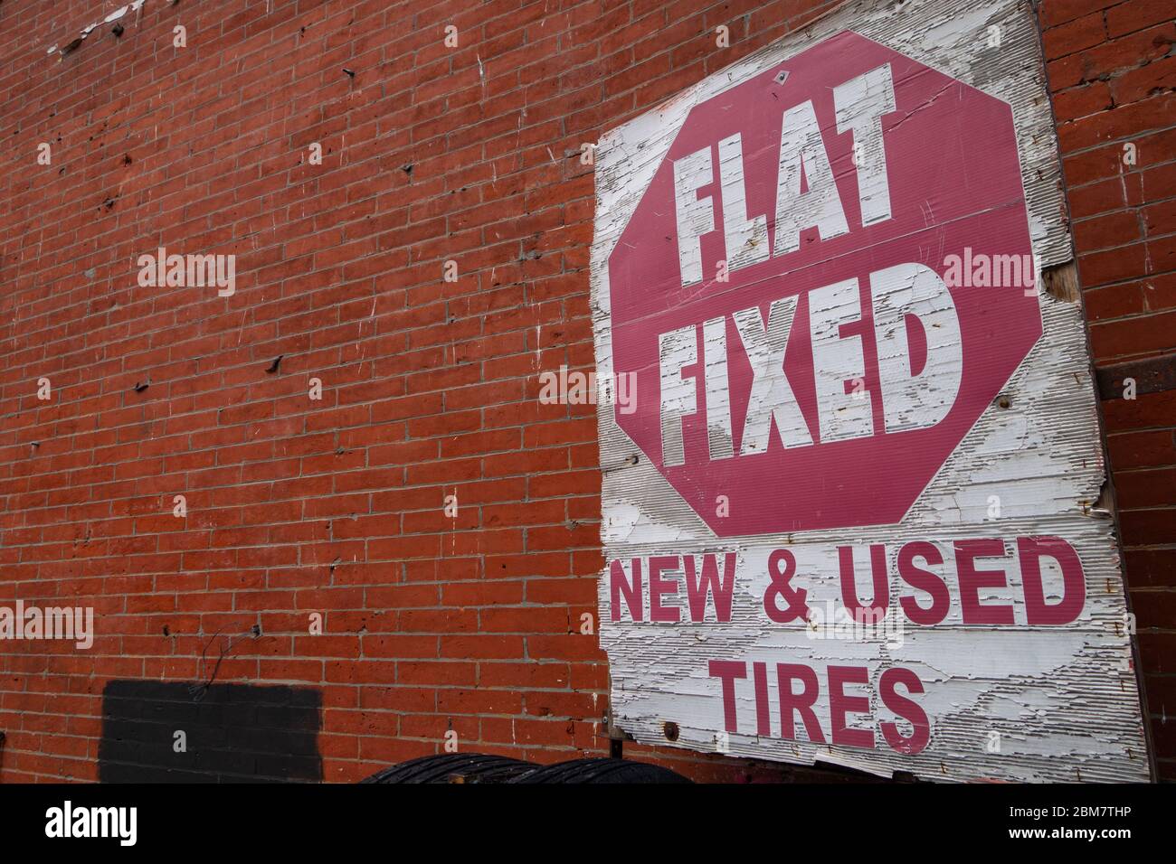 Panneau fixe Old Weathered Flat rouge et blanc Banque D'Images