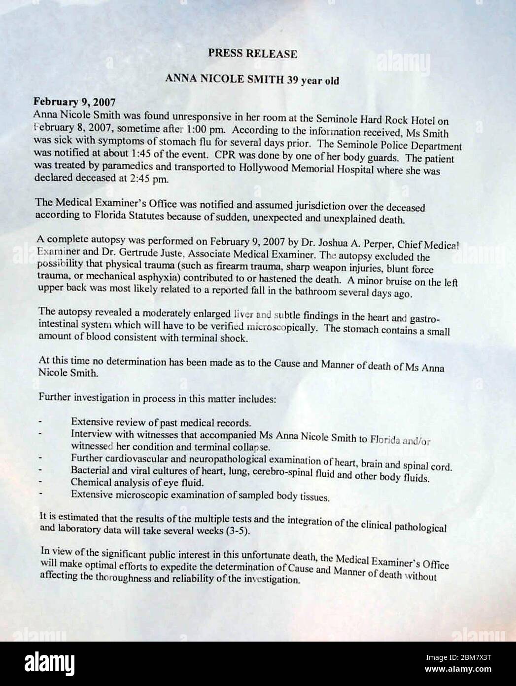 FORT. LAUDERDALE, FL - 9 FÉVRIER 2007 : le médecin légiste en chef, le Dr Joshua A. Perper, annonce ses conclusions de l'autopsie sur Anna Nicole Smith lors de la conférence de presse à l'extérieur du bureau des médecins examinateurs du comté de Broward, le 9 février 2007 à ft. Lauderdale, Floride. Smith a été trouvé insensible dans sa chambre à l'hôtel Seminole Hard Rock le 8 février et a été traité par des ambulanciers paramédicaux puis transporté à l'hôpital Hollywood Memorial où elle a été déclarée mort des gens: Dr. Joshua A. Perper crédit: Storms Media Group/Alay Live News Banque D'Images