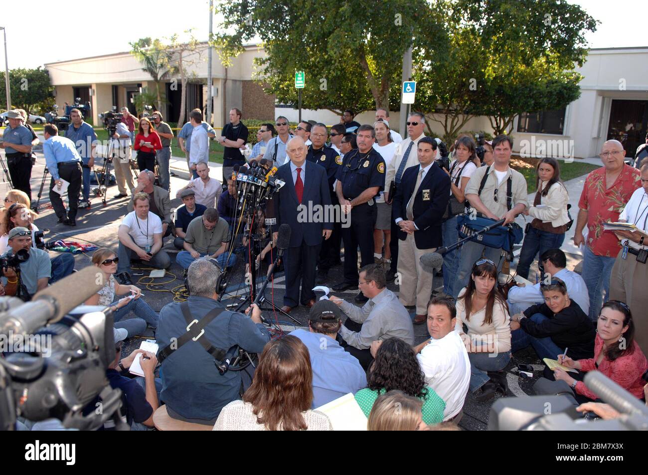 FORT. LAUDERDALE, FL - 9 FÉVRIER 2007 : le médecin légiste en chef, le Dr Joshua A. Perper, annonce ses conclusions de l'autopsie sur Anna Nicole Smith lors de la conférence de presse à l'extérieur du bureau des médecins examinateurs du comté de Broward, le 9 février 2007 à ft. Lauderdale, Floride. Smith a été trouvé insensible dans sa chambre à l'hôtel Seminole Hard Rock le 8 février et a été traité par des ambulanciers paramédicaux puis transporté à l'hôpital Hollywood Memorial où elle a été déclarée mort des gens: Dr. Joshua A. Perper crédit: Storms Media Group/Alay Live News Banque D'Images