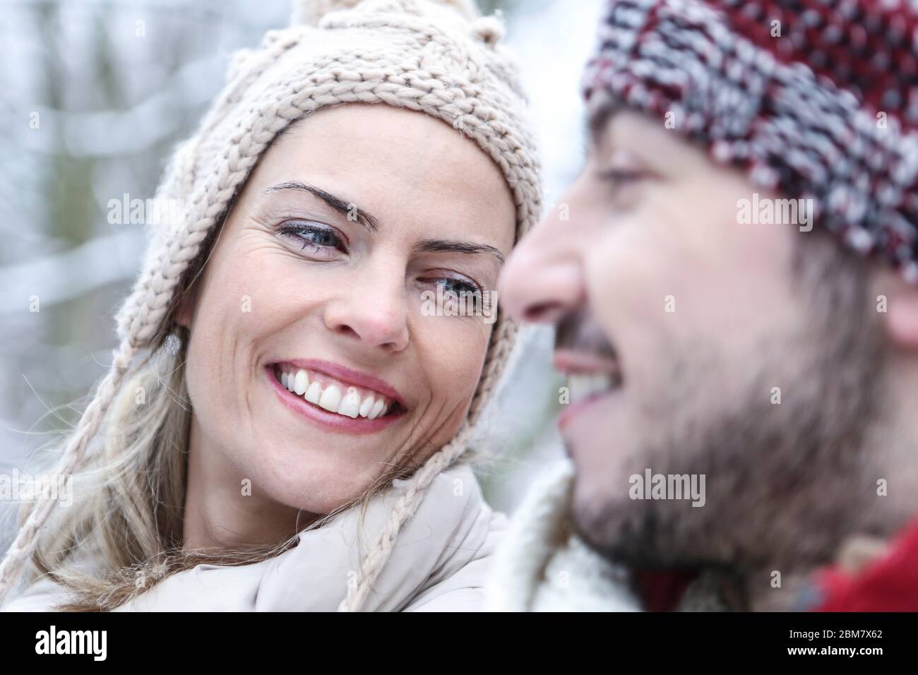 Rire heureux couple ensemble en hiver sur les vacances de ski Banque D'Images