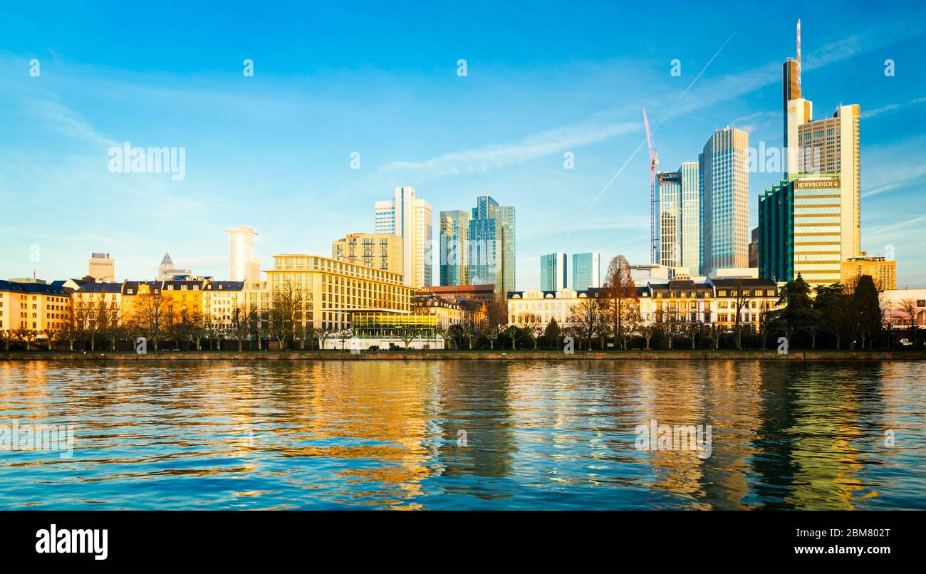 Vue en début de matinée du centre de Francfort-sur-le-main, Hesse, Allemagne, de l'autre côté de la rivière main. Banque D'Images