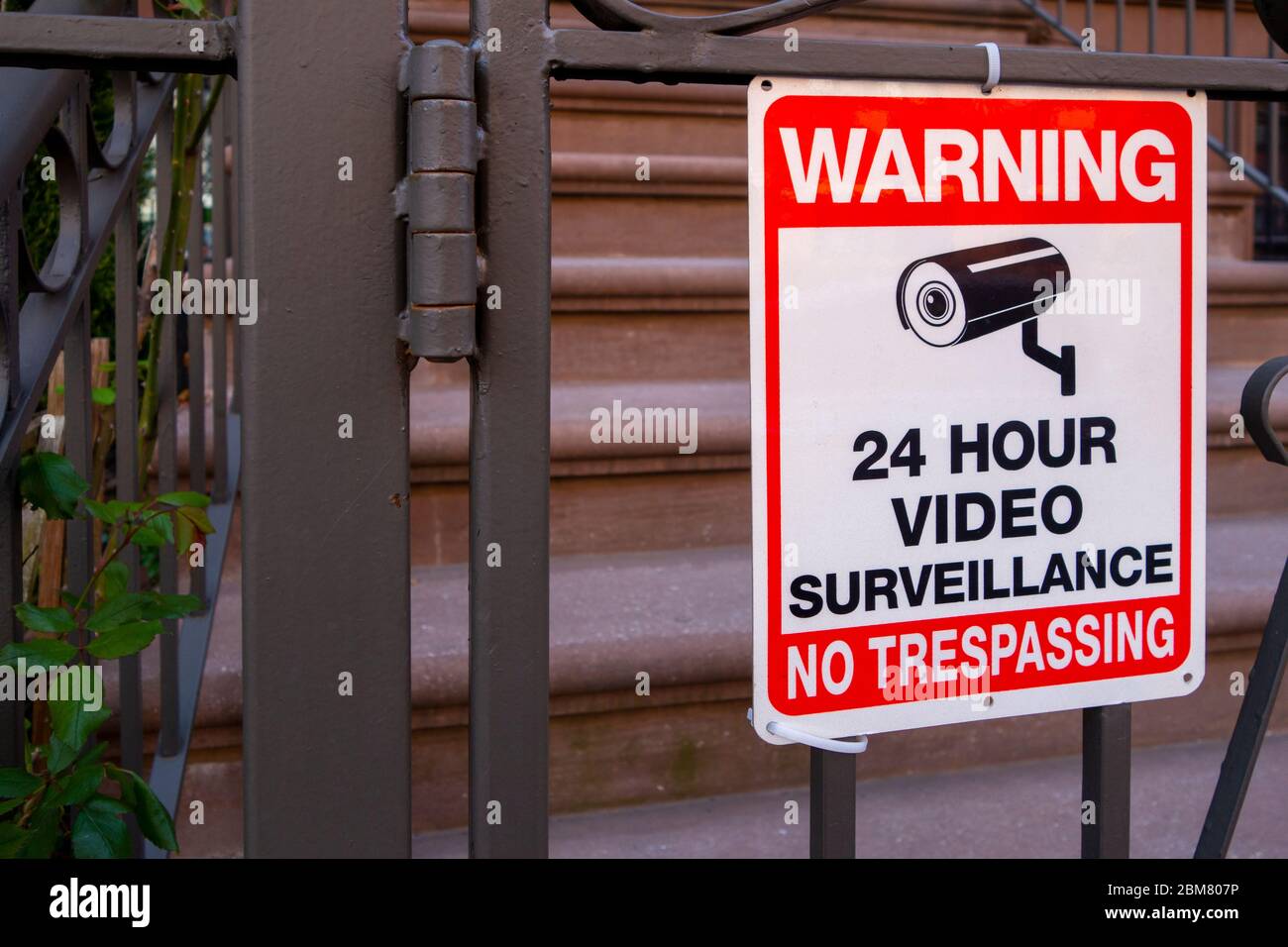 panneau de sécurité rouge blanc et noir avec icône de caméra et test indiquant « avertissement : pas d'intrusion dans la surveillance vidéo 24 heures Banque D'Images