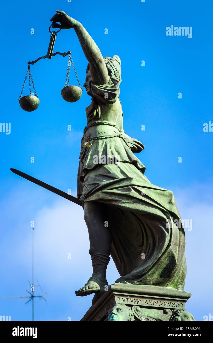 La statue de la Justice au centre du Gerechtigkeitsbrunnen ou Justitiabrunnen (Fontaine de Justice) sur le Römerberg à Francfort, en Allemagne. Banque D'Images