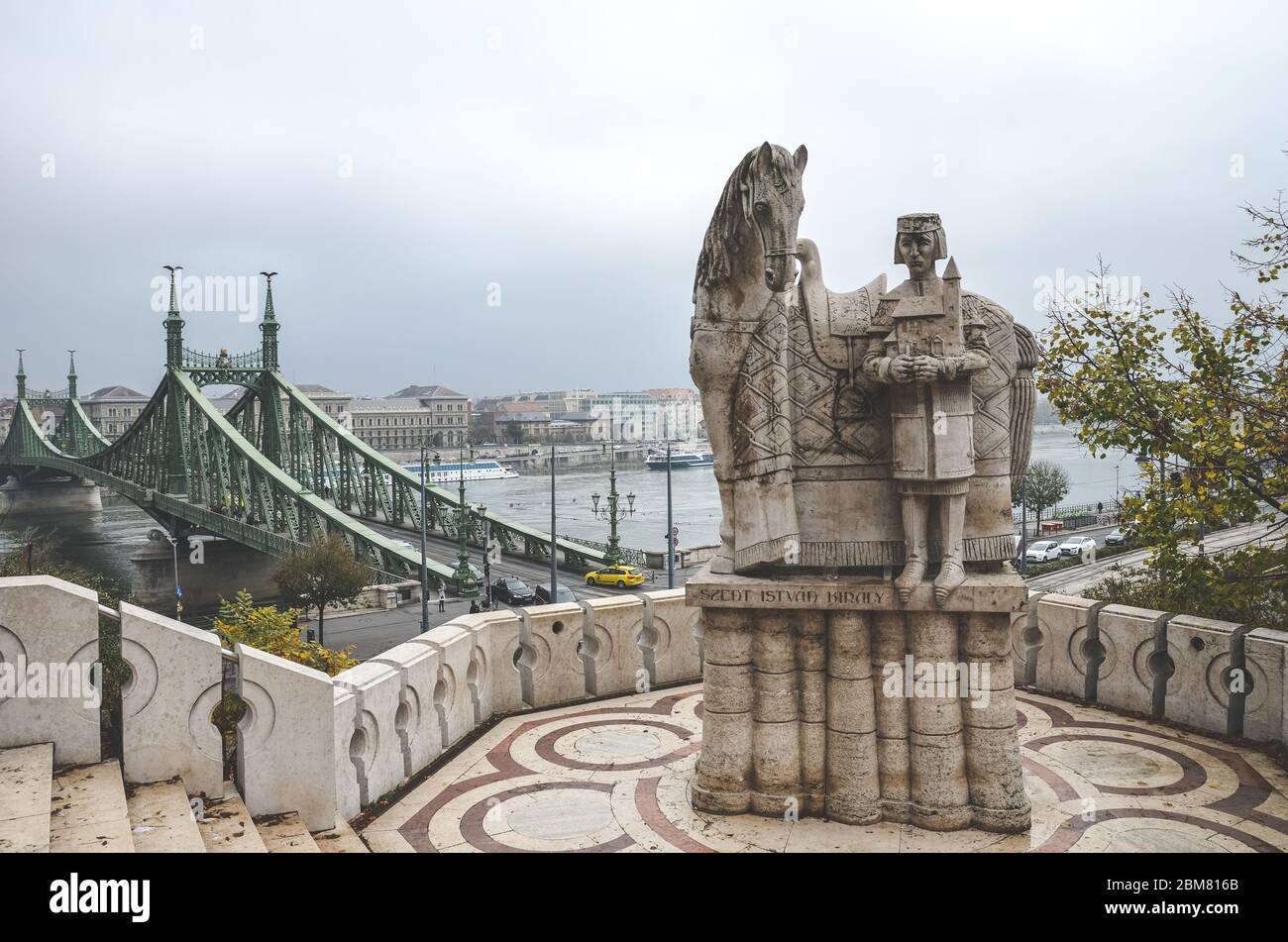 Budapest, Hongrie - 6 novembre 2019 : Szent Istvan Kiraly, statue de Saint Stephen sur la colline de Gellert. La ville avec le pont de la liberté sur le Danube en arrière-plan. Sculpture. Photo horizontale. Banque D'Images