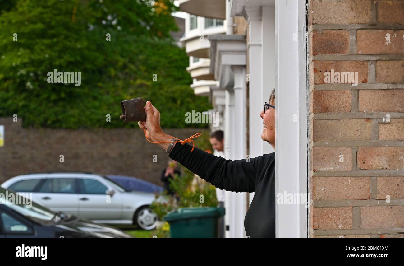 Brighton Royaume-Uni 7 mai 2020 - les voisins et les résidents de la région de Queens Park à Brighton se joignent à des chevaliers Clap pour nos soignants pendant la crise pandémique du coronavirus COVID-19 . Chaque jeudi soir, la nation remercie les principaux travailleurs et le personnel du NHS qui travaillent en première ligne de la lutte contre le COVID-19 . Crédit : Simon Dack / Alamy Live News Banque D'Images