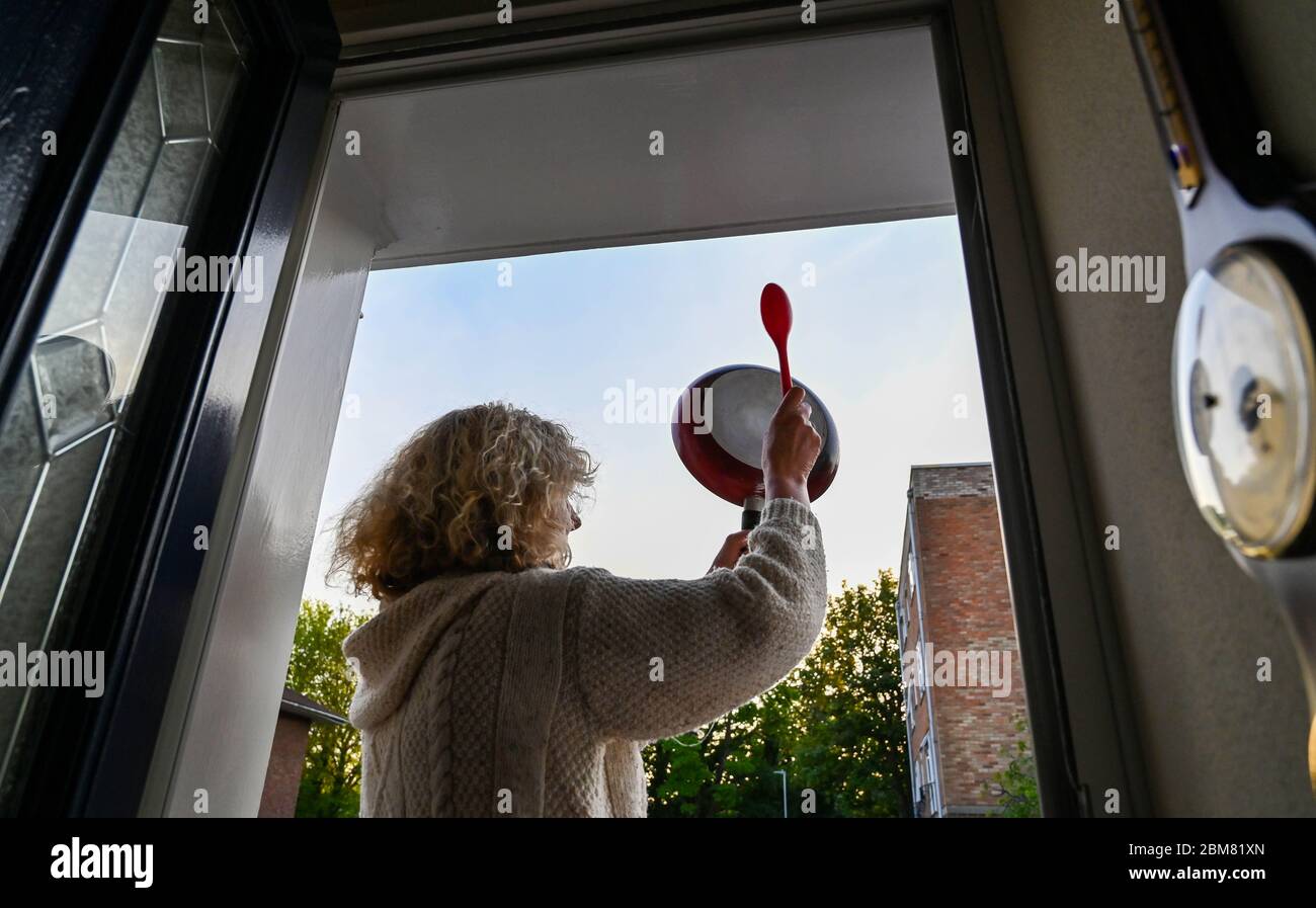 Brighton Royaume-Uni 7 mai 2020 - les voisins et les résidents de la région de Queens Park à Brighton se joignent à des chevaliers Clap pour nos soignants pendant la crise pandémique du coronavirus COVID-19 . Chaque jeudi soir, la nation remercie les principaux travailleurs et le personnel du NHS qui travaillent en première ligne de la lutte contre le COVID-19 . Crédit : Simon Dack / Alamy Live News Banque D'Images