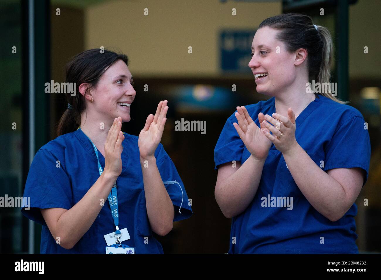 Les travailleurs d'hôpitaux qui travaillent en dehors de Whittington Health à Londres se joignent aux applaudissements pour saluer les héros locaux lors de l'initiative de Clap for Carers de jeudi dans tout le pays, qui vise à reconnaître et à soutenir les travailleurs du NHS et les soignants qui luttent contre la pandémie du coronavirus. Banque D'Images