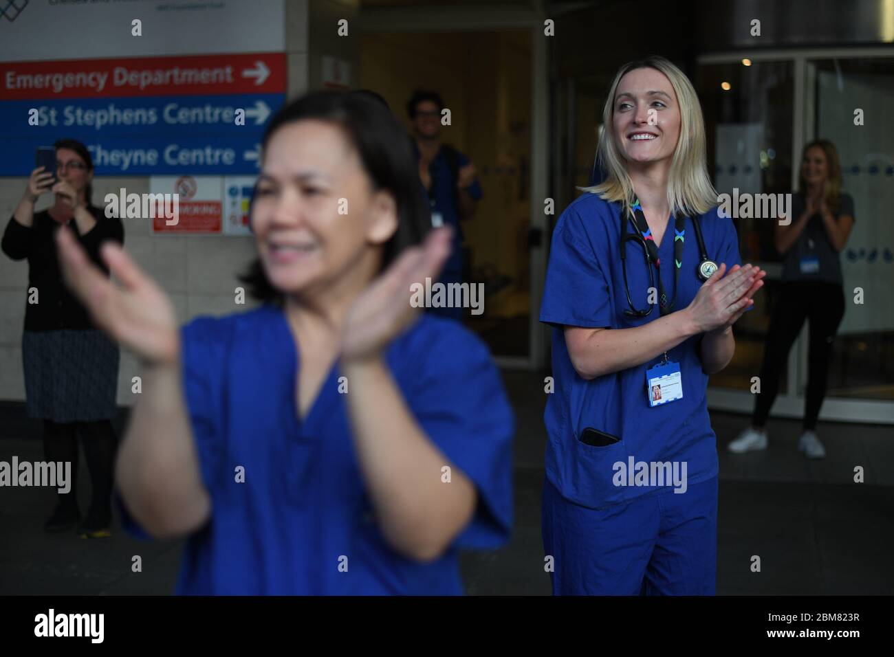 Le personnel médical à l'extérieur de l'hôpital Chelsea et Westminster de Londres, se joint aux applaudissements pendant le Clap national de jeudi pour que les soignants reconnaissent et soutiennent les travailleurs du NHS et les soignants qui luttent contre la pandémie du coronavirus. Banque D'Images