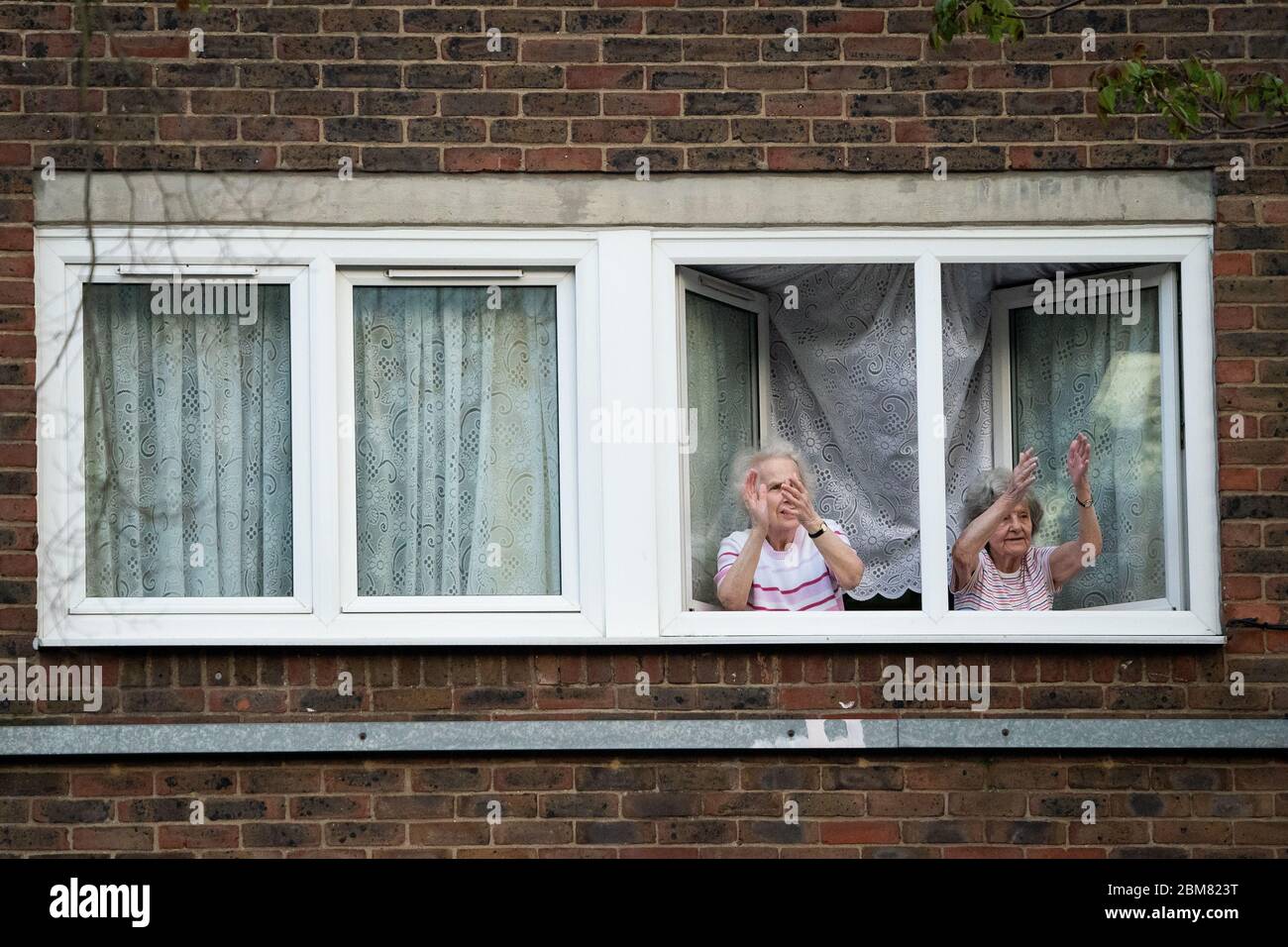 Les résidents des maisons voisines de Whittington Health à Londres se joignent aux applaudissements pour saluer les héros locaux lors de l'initiative de Clap for Carers de jeudi dans tout le pays, qui vise à reconnaître et à soutenir les travailleurs du NHS et les soignants qui luttent contre la pandémie du coronavirus. Banque D'Images