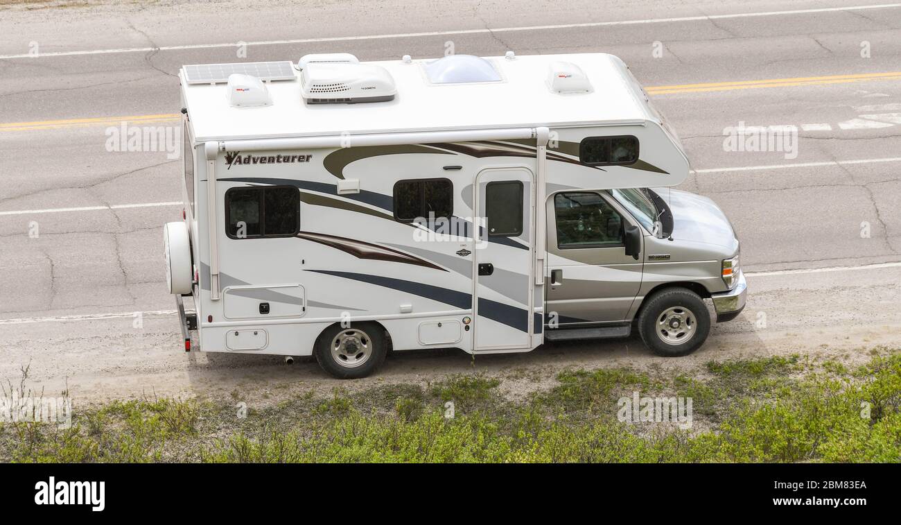 COLUMBIA ICEFIELD, ALBERTA, CANADA - JUIN 2018 : petite fourgonnette de camping garée sur le côté de la route en Alberta, Canada. Banque D'Images