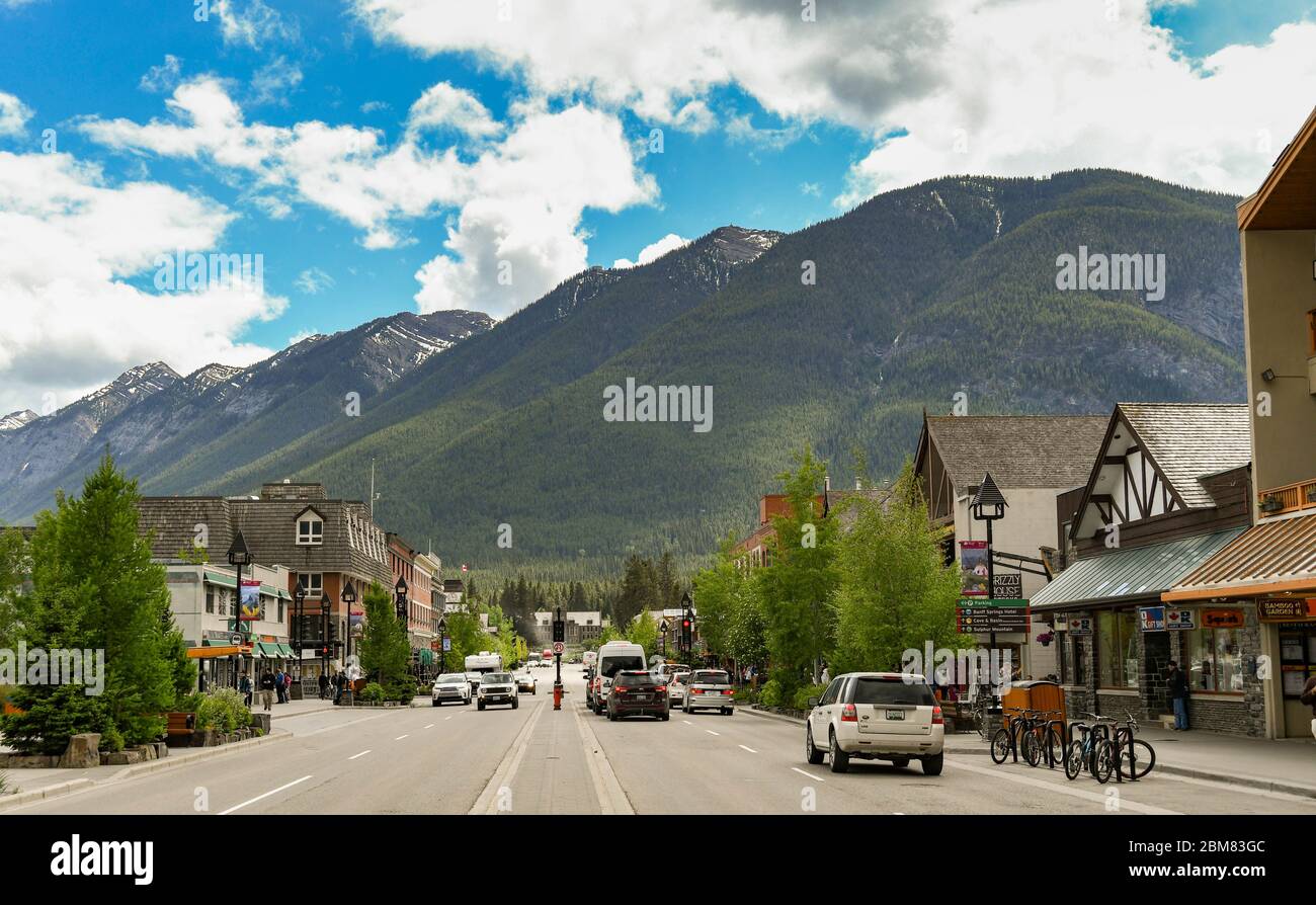 BANFF, Alberta, CANADA - JUIN 2018 : vue panoramique de la rue principale au centre de Banff. Banque D'Images